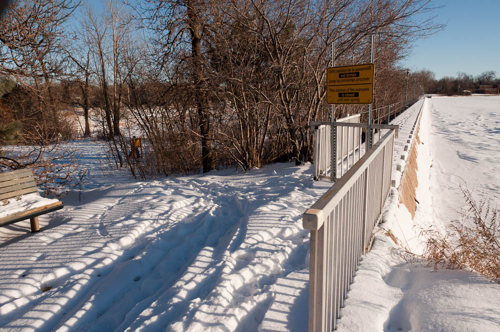 Le sentier sur le barrage Ouest d\'Hydro. Une partie du passage est fermé l\'hiver.